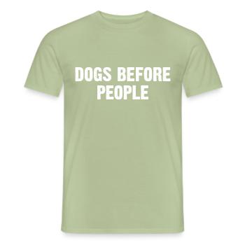 Les chiens avant les humains - T-shirt homme - vert sauge - Devant - AI Model Male 178 light (178cm)