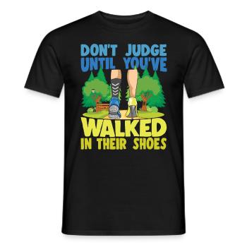 Don't Judge Until You've Walked In Their Shoes - Männer T-Shirt - Schwarz - Vorne - AI Model Male 178 light (178cm)