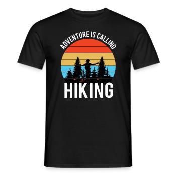 Das Abenteuer ruft - Wandern Berg Alpen - Männer T-Shirt - Schwarz - Vorne - AI Model Male 178 light (178cm)