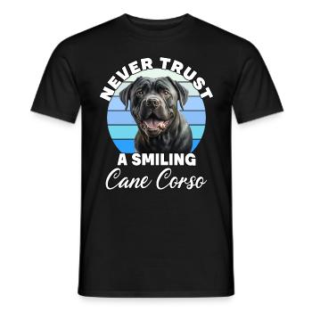 Never Trust A Smiling Cane Corso - Männer T-Shirt - Schwarz - Vorne - AI Model Male 178 light (178cm)