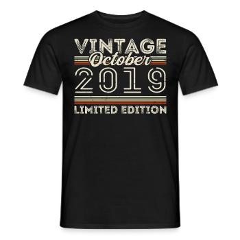 Oktober 2019 Geburtstag October 2019 Birthday Gift - Männer T-Shirt - Schwarz - Vorne - AI Model Male 178 light (178cm)