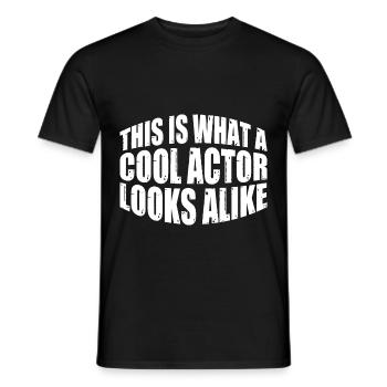 This Is What A Cool Actor Looks Alike 4 - Männer T-Shirt - Schwarz - Vorne - AI Model Male 178 light (178cm)
