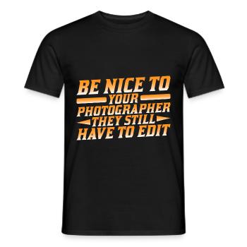 Be Nice To Photographer, They Still Have To Edit 2 - Männer T-Shirt - Schwarz - Vorne - AI Model Male 178 light (178cm)