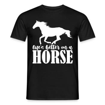 Das Leben ist besser auf einem Pferd - - Männer T-Shirt - Schwarz - Vorne - AI Model Male 178 light (178cm)
