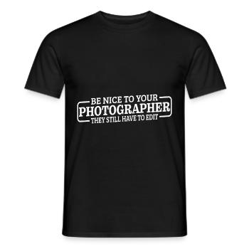 Be Nice To Photographer, They Still Have To Edit 3 - Männer T-Shirt - Schwarz - Vorne - AI Model Male 178 light (178cm)