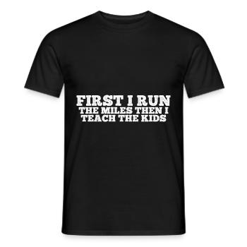 D’abord, je cours les kilomètres, puis j’enseigne aux enfants 8 - T-shirt homme - noir - Devant - AI Model Male 178 light (178cm)
