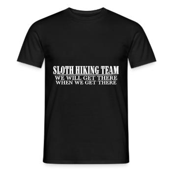 Sloth Hiking Team, Get There When We Get There 4 - Männer T-Shirt - Schwarz - Vorne - AI Model Male 178 light (178cm)