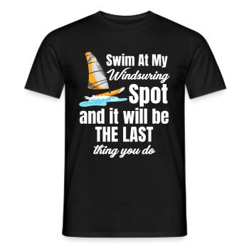 Schwimmen An Meinem Windsurfplatz Lustiges - Männer T-Shirt - Schwarz - Vorne - AI Model Male 178 light (178cm)