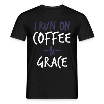 Ich laufe auf Kaffee und Gnade christlichen Bibelvers - Männer T-Shirt - Schwarz - Vorne - AI Model Male 178 light (178cm)