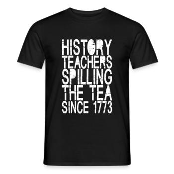 History Teachers Spilling The Tea Since 1773 - Männer T-Shirt - Schwarz - Vorne - AI Model Male 178 light (178cm)