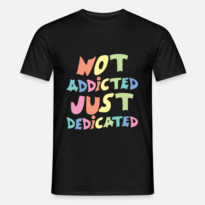 Not Addicted Just Dedicated - Männer T-Shirt - Schwarz