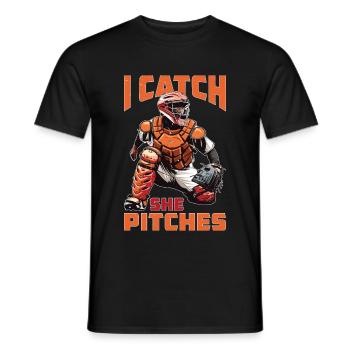 I Catch She Pitches - Männer T-Shirt - Schwarz - Vorne - AI Model Male 178 light (178cm)
