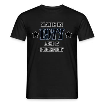 1977 - Männer T-Shirt - Schwarz - Vorne - AI Model Male 178 light (178cm)