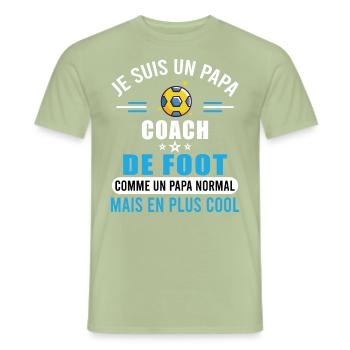 Papa Coach Sportif Football Idée Cadeau Humour - T-shirt homme - vert sauge - Devant - AI Model Male 178 light (178cm)