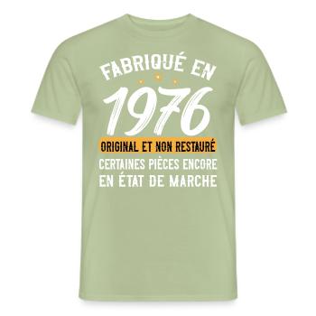 1976 anniversaire année de naissance cadeau humour - T-shirt homme - vert sauge - Devant - AI Model Male 178 light (178cm)