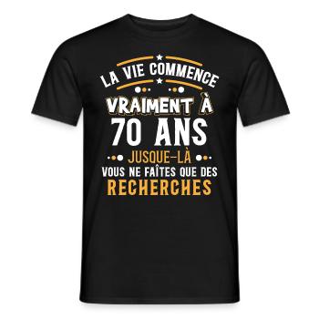 Anniversaire 70 ans. Idée cadeau original citation - T-shirt homme - noir - Devant - AI Model Male 178 light (178cm)