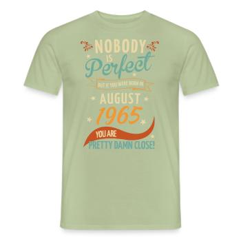 Personne n’est parfait né en août 1965 - T-shirt homme - vert sauge - Devant - AI Model Male 178 light (178cm)
