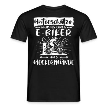 Ueckermünde Ebike Ueckermünder Ebiker - Männer T-Shirt - Schwarz - Vorne - AI Model Male 178 light (178cm)