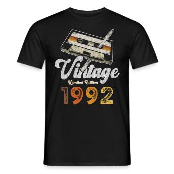 Vintage 1992 Geburtstag Kassette Bleistift - Männer T-Shirt - Schwarz - Vorne - AI Model Male 178 light (178cm)