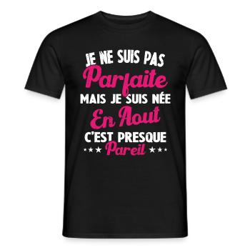 Anniversaire - Pas parfaite mais née en Août - T-shirt homme - noir - Devant - AI Model Male 178 light (178cm)