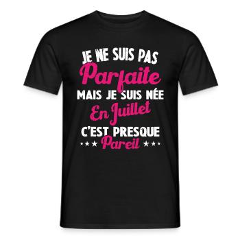 Anniversaire - Pas parfaite mais née en Juillet - T-shirt homme - noir - Devant - AI Model Male 178 light (178cm)