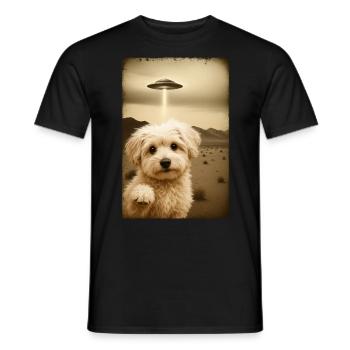 Maltipoo trifft UFO – Retro Alien Style - Männer T-Shirt - Schwarz - Vorne - AI Model Male 178 light (178cm)
