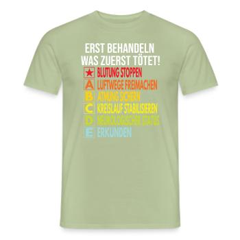Rettungsdienst Notfallsanitäter ABCDE Schema RTW - Männer T-Shirt - Sage - Vorne - AI Model Male 178 light (178cm)