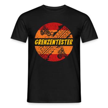 Retro Grenzentester Motorradfahrer Motorrad Biker - Männer T-Shirt - Schwarz - Vorne - AI Model Male 178 light (178cm)