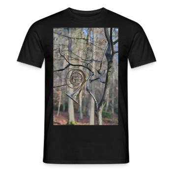 Ein Horn an einem Baum in Wald - Männer T-Shirt - Schwarz - Vorne - AI Model Male 178 light (178cm)