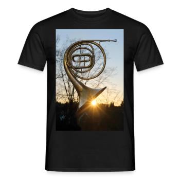 Horn mit Sonnenuntergang als Klang. - Männer T-Shirt - Schwarz - Vorne - AI Model Male 178 light (178cm)