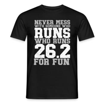26. 2 Marathonläufer Lustiger Marathon Zitat - Männer T-Shirt - Schwarz - Vorne - AI Model Male 178 light (178cm)