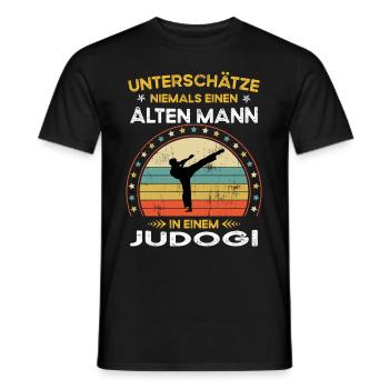 Unterschätze niemals alten Mann in einem judogi - Männer T-Shirt - Schwarz - Vorne - AI Model Male 178 light (178cm)