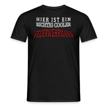 Hier ist ein richtig cooler Feuerwehrmann - Männer T-Shirt - Schwarz - Vorne - AI Model Male 178 light (178cm)