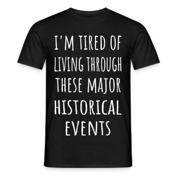 Müde, diese historischen Ereignisse zu durchleben - Männer T-Shirt - Schwarz - Vorne - AI Model Male 178 light (178cm)
