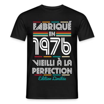 1976 – Hergestellt – Perfekt gereift - Männer T-Shirt - Schwarz - Vorne - AI Model Male 178 light (178cm)