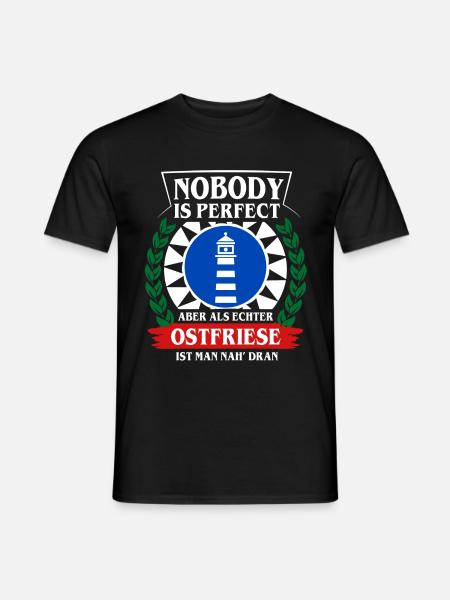 NOBODY IS PERFECT - OSTFRIESLAND - Männer T-Shirt - Schwarz
