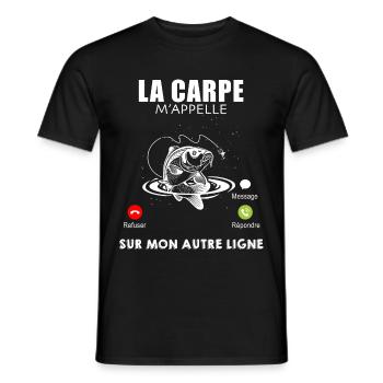 La carpe m'appelle sur mon autre ligne. Pêche - T-shirt homme - noir - Devant - AI Model Male 178 light (178cm)