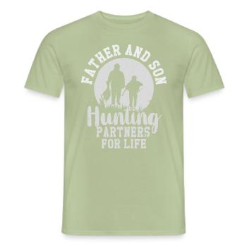Père et fils partenaire de chasse. Chasse chasse - T-shirt homme - vert sauge - Devant - AI Model Male 178 light (178cm)