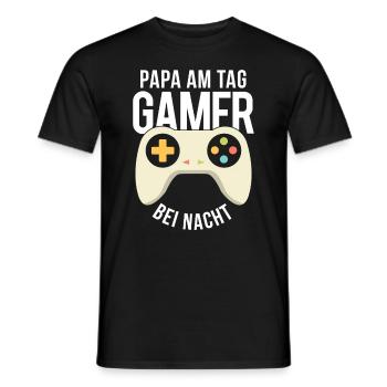 Papa am Tag Gamer bei Nacht Zocker Gaming Vater - Männer T-Shirt - Schwarz - Vorne - AI Model Male 178 light (178cm)