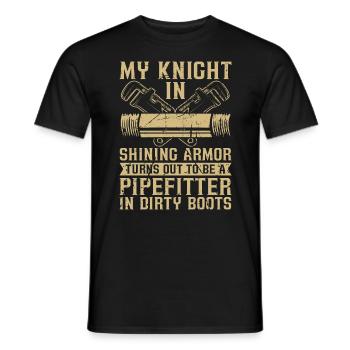 Pipefitter My Knight In Shining Pipes Pipefitters - Männer T-Shirt - Schwarz - Vorne - AI Model Male 178 light (178cm)