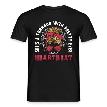 Tornadoes She's A Tornado With Loves Storm Chasing - Männer T-Shirt - Schwarz - Vorne - AI Model Male 178 light (178cm)