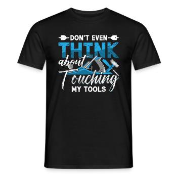 Wood Carving Don't Even Think About Woodworking - Männer T-Shirt - Schwarz - Vorne - AI Model Male 178 light (178cm)