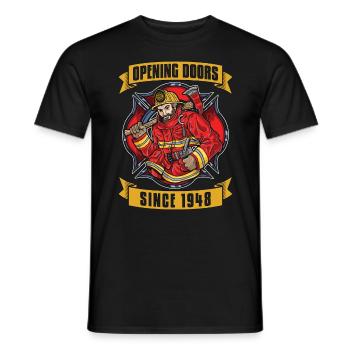 Chief Firefighter Opening Doors Since 1948 Fireman - Männer T-Shirt - Schwarz - Vorne - AI Model Male 178 light (178cm)