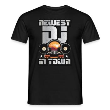 Disc Jockey Newest DJ In Town Loves Vinyl Records - Männer T-Shirt - Schwarz - Vorne - AI Model Male 178 light (178cm)
