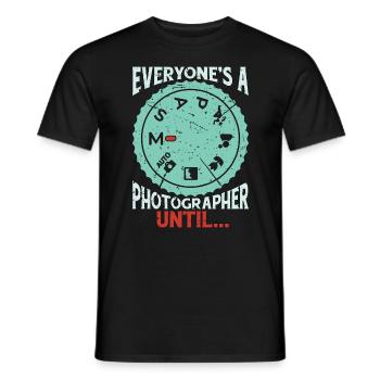 Photographer Everyone's A Photographer Cameraman - Men's T-Shirt - black - Front - AI Model Male 178 light (178cm)