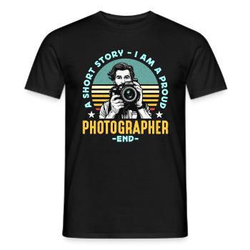 Photographer A Short Story I Am A Proud Cameraman - Männer T-Shirt - Schwarz - Vorne - AI Model Male 178 light (178cm)