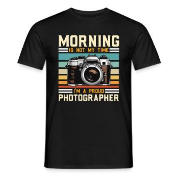 Photographer Morning Is Not My Time Camera Lover - Männer T-Shirt - Schwarz - Vorne - AI Model Male 178 light (178cm)