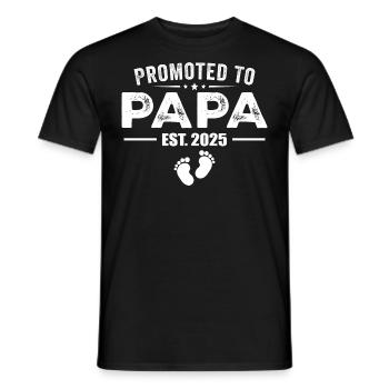 Befördert zum Papa Est 2025 Lustig für den neuen Papa - Männer T-Shirt - Schwarz - Vorne - AI Model Male 178 light (178cm)