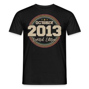 Né en octobre 2013 Retro Anniversaire Octobre 2013 - T-shirt homme - noir - Devant - AI Model Male 178 light (178cm)