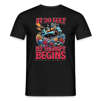 Scuba Diving At 30 Feet My Therapy Begins Swimmer - Männer T-Shirt - Schwarz - Vorne - AI Model Male 178 light (178cm)